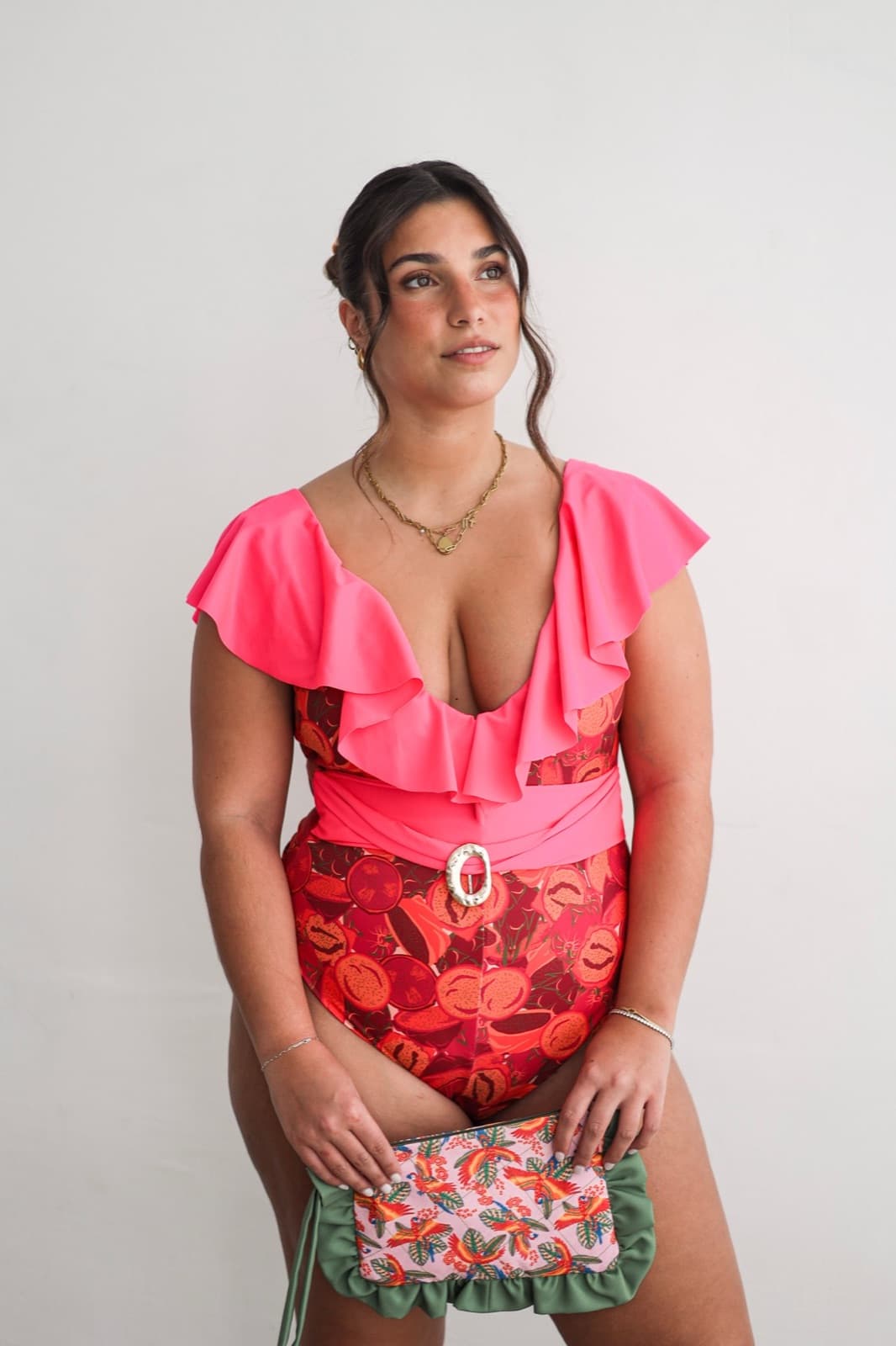 Modelo com o fato de banho Brisa em Pitaya